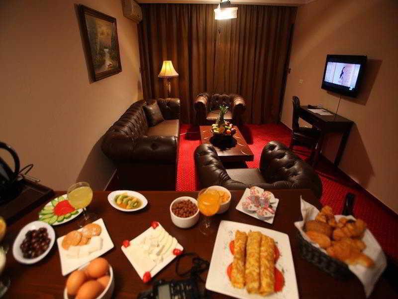 Queens Land Hotel จูนิเย ภายนอก รูปภาพ