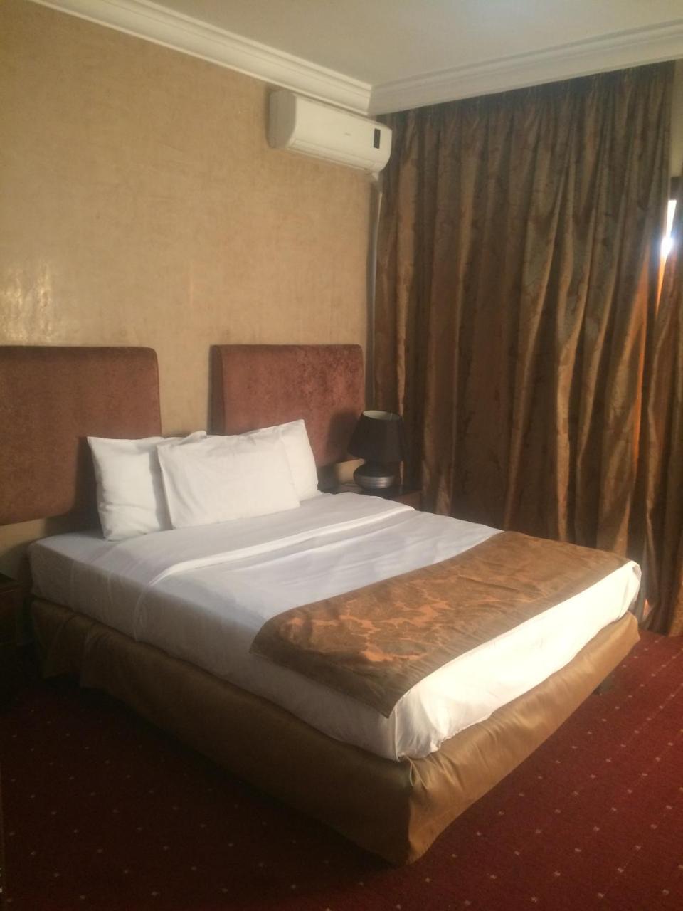 Queens Land Hotel จูนิเย ภายนอก รูปภาพ